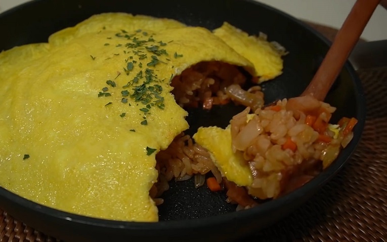 Cach lam com chien kem trung kieu Han Quoc hinh anh