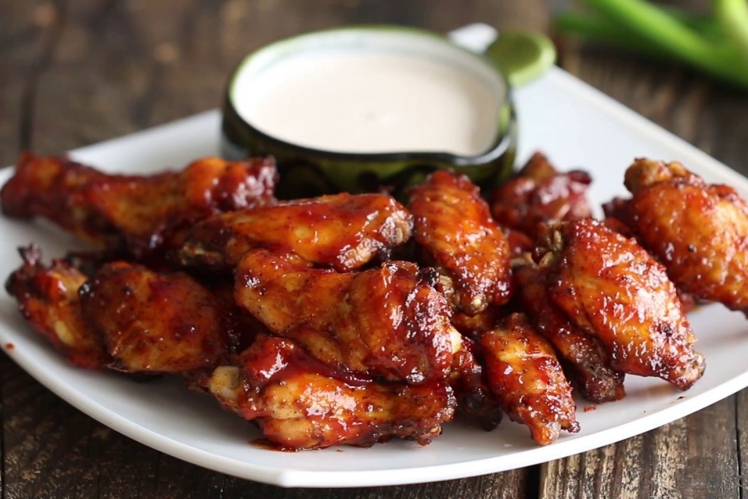 Canh ga chien sot bo mat ong dam vi ngay cuoi tuan hinh anh