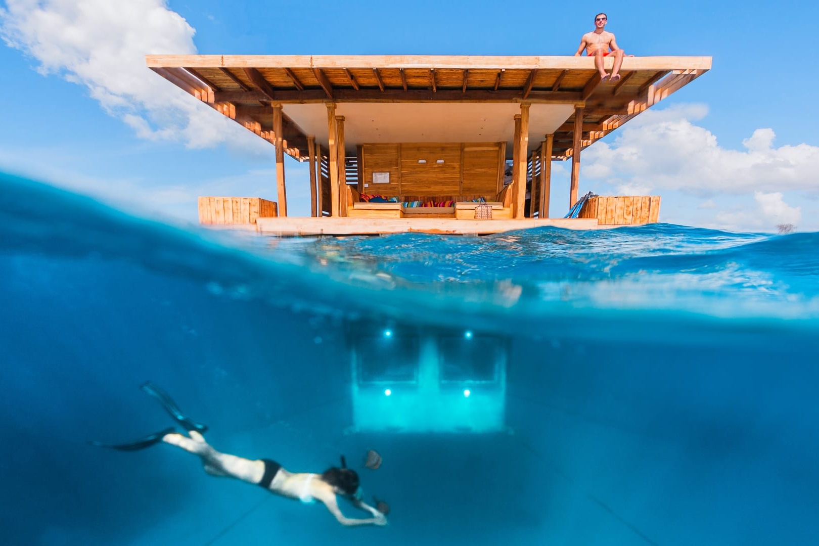 Phong khach san nua noi nua chim lenh denh tren bien hinh anh