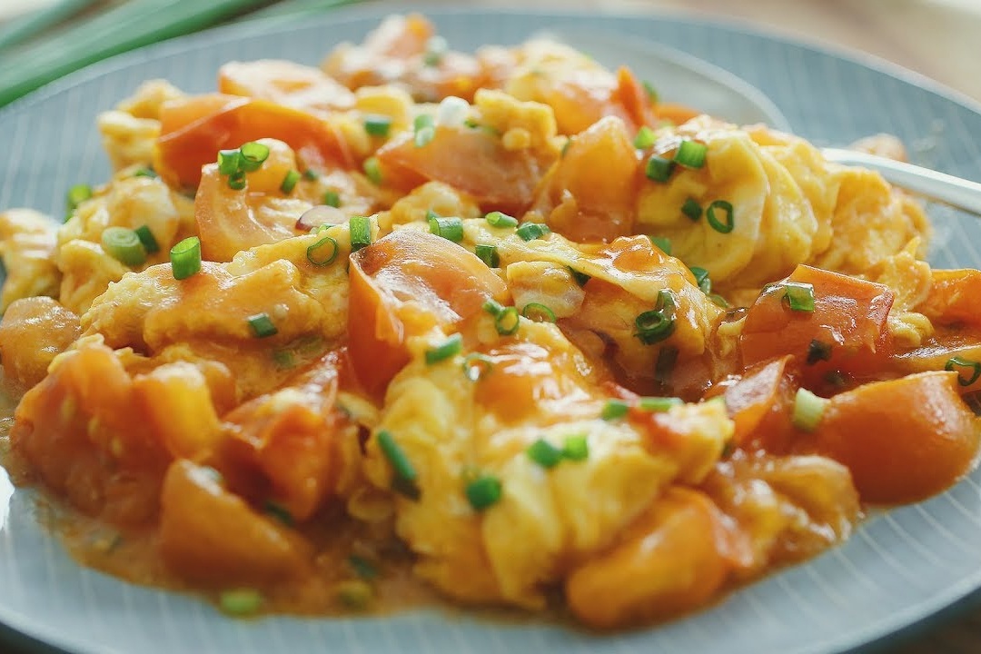 Huong dan chung trung voi ca chua chuan vi ngon com hinh anh