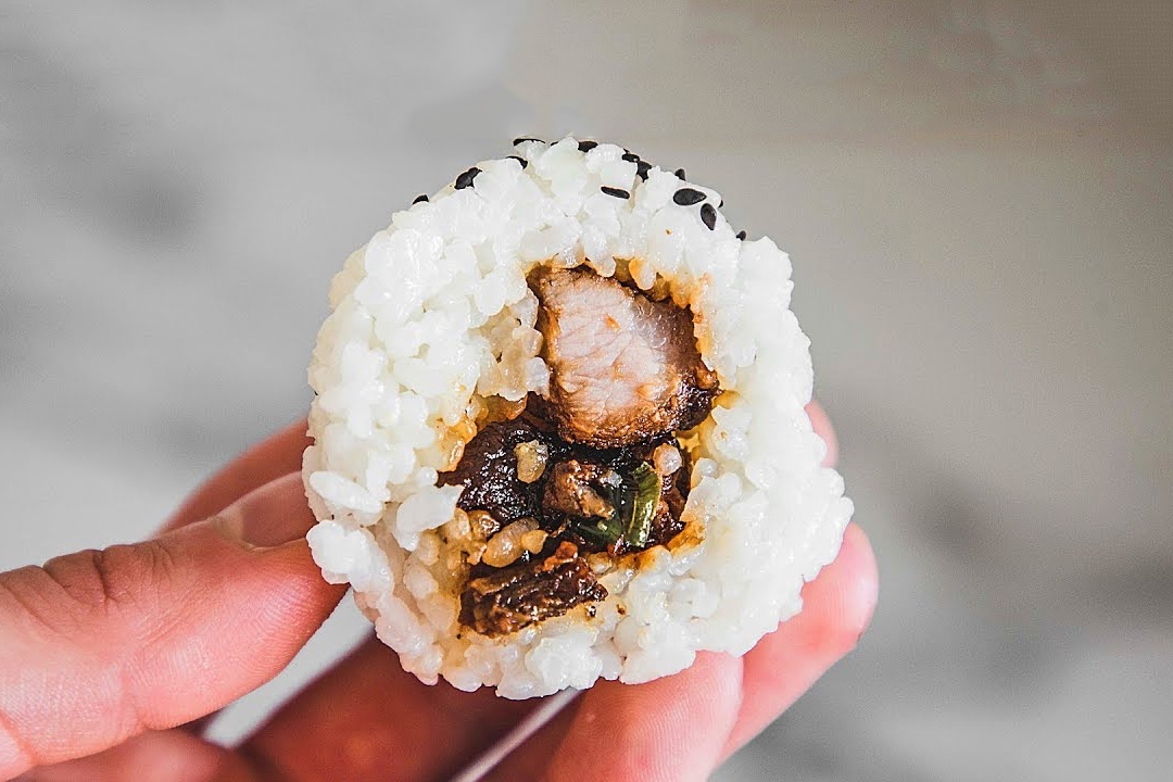 Hai cach lam com nam don gian voi thit ba chi va ca hoi hinh anh