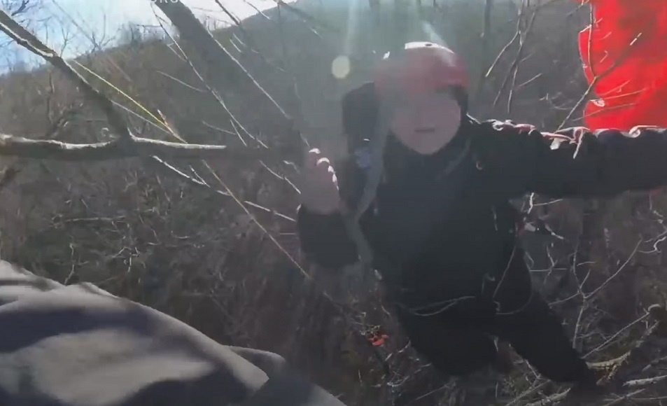 Giai cuu nguoi choi du luon mac ket tren cay suot 4 gio hinh anh