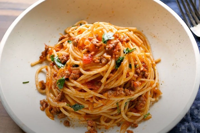 Lam mi spaghetti voi nuoc sot thit bo mem, tan trong mieng hinh anh