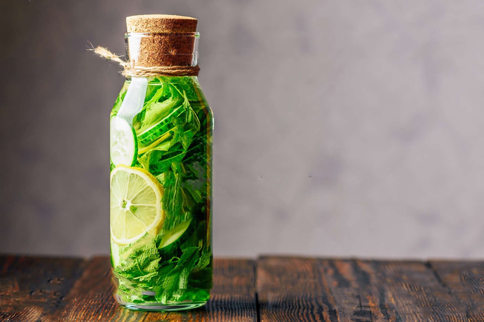 Hoc lam nuoc giai doc co the voi dua chuot va chanh hinh anh