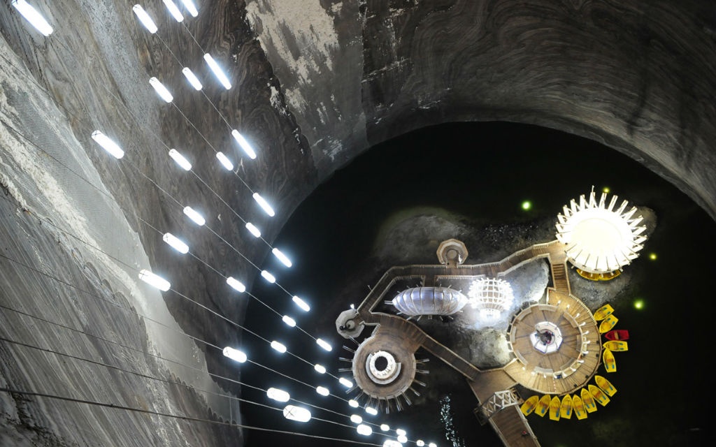 Cong vien ngam khong lo nam sau 120 m duoi long dat hinh anh