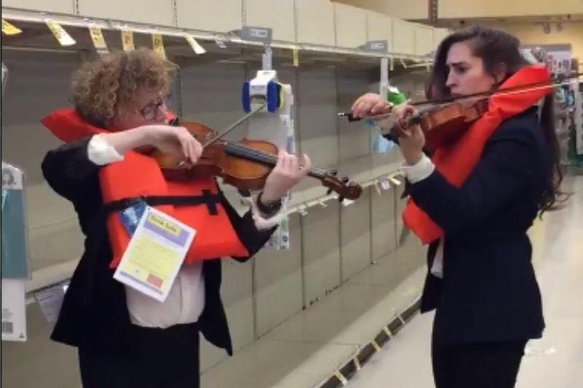 Choi nhac phim Titanic ben ke giay ve sinh trong tron o sieu thi hinh anh