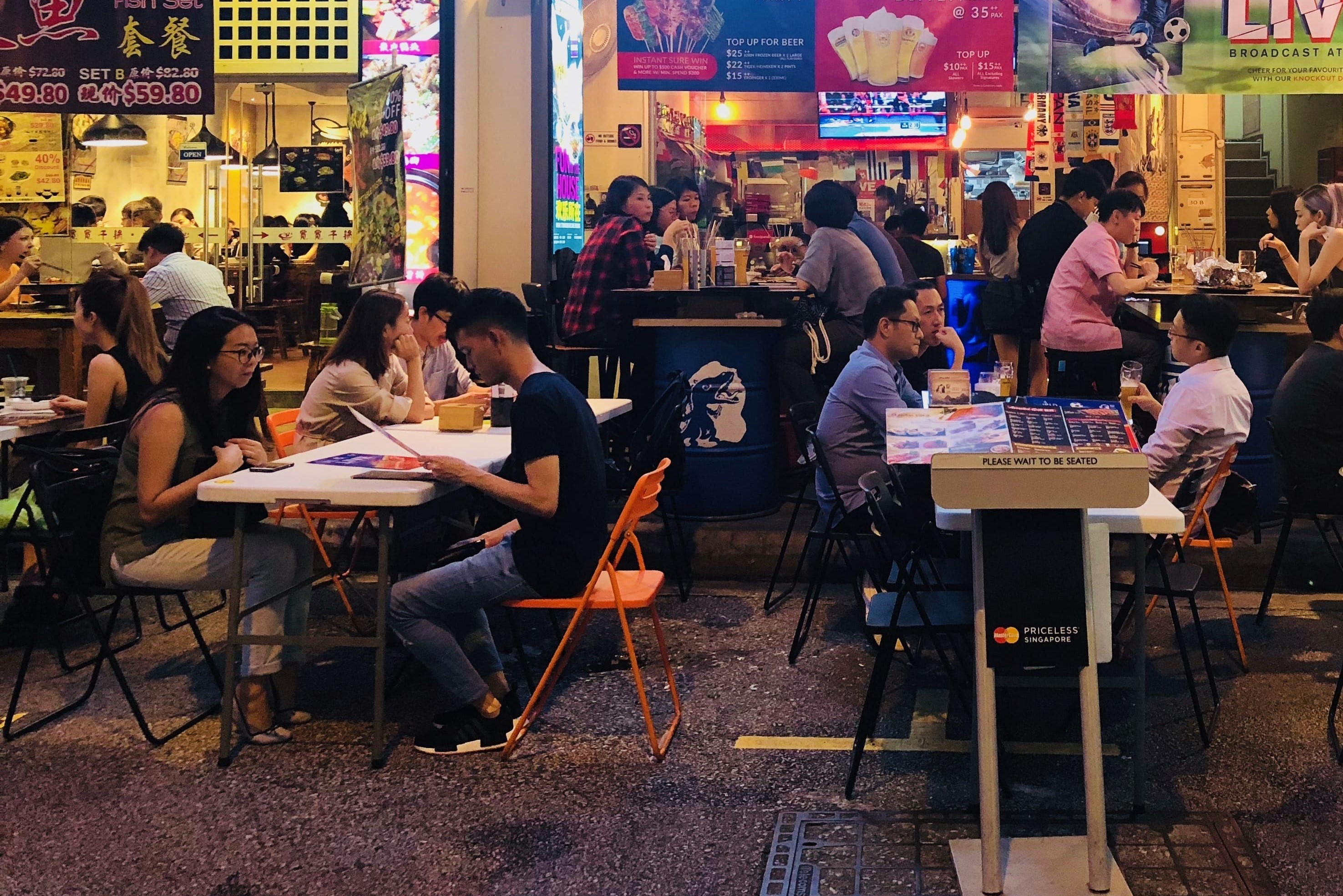 Quan bar, nha hang Singapore van hoat dong dong duc hinh anh