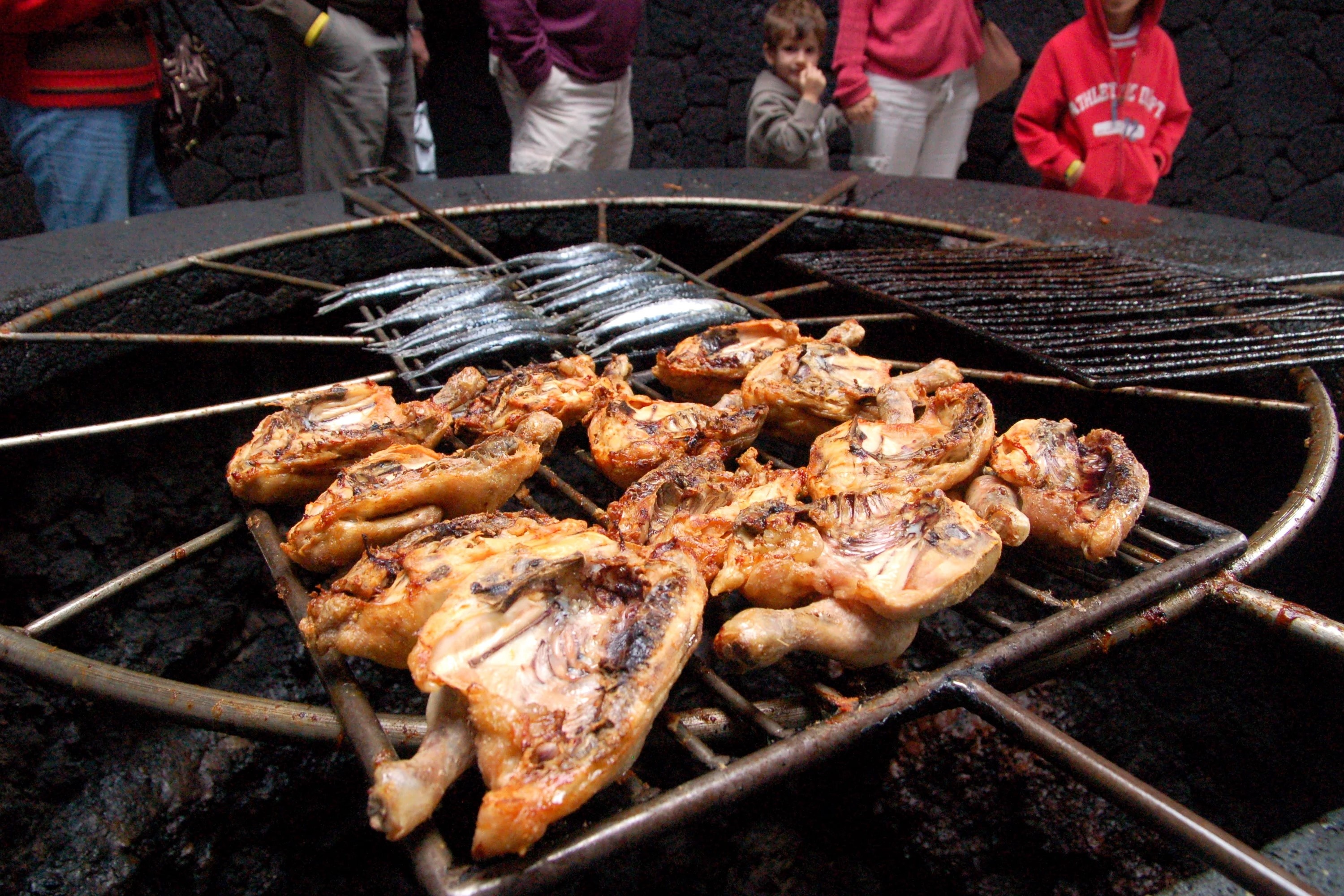 Nha hang nuong thuc an tren mieng nui lua hinh anh