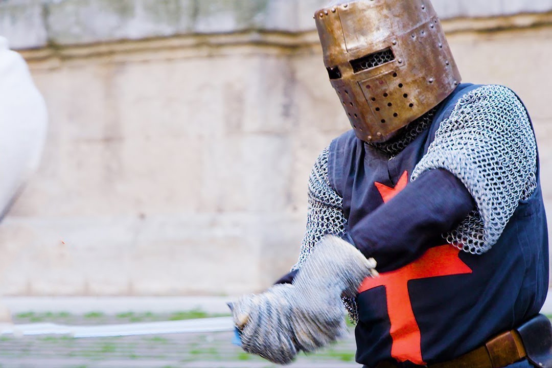 Kham pha thanh pho co dai cua guom va kiem hinh anh