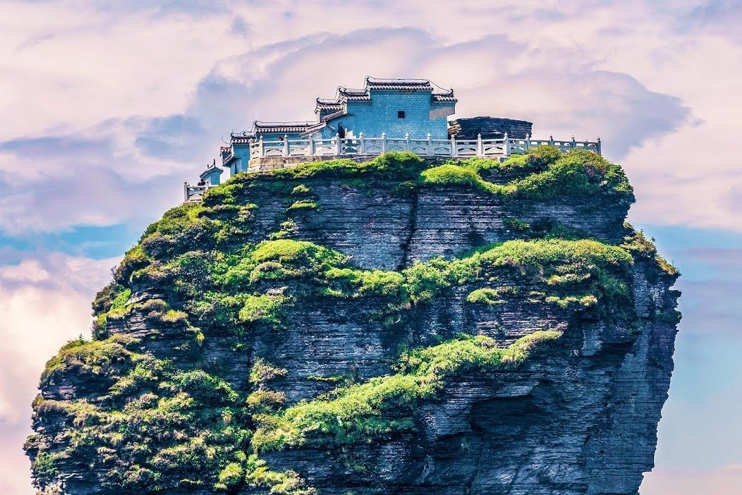 Hai ngoi den co nam co lap tren dinh nui 2.570 m hinh anh