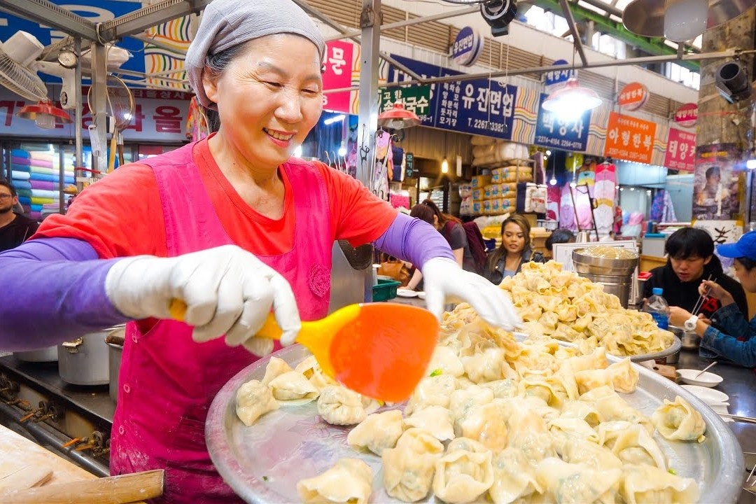 Khu cho duong pho lau doi nhat o Han Quoc hinh anh