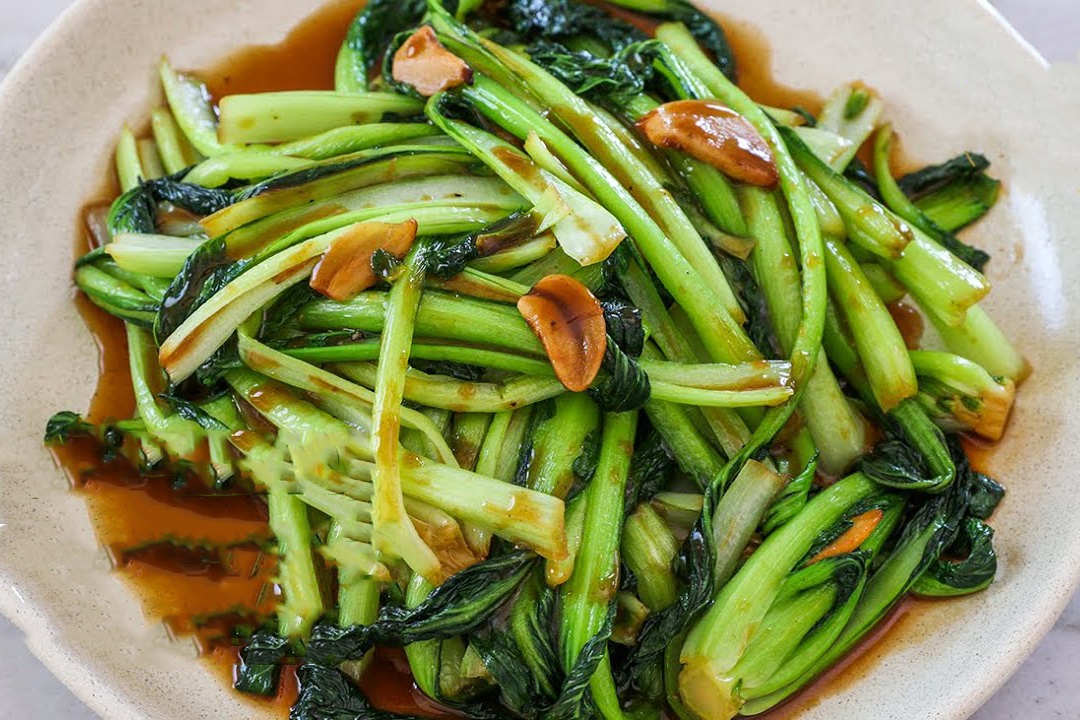 Huong dan lam rau cai xao xi dau va toi hinh anh