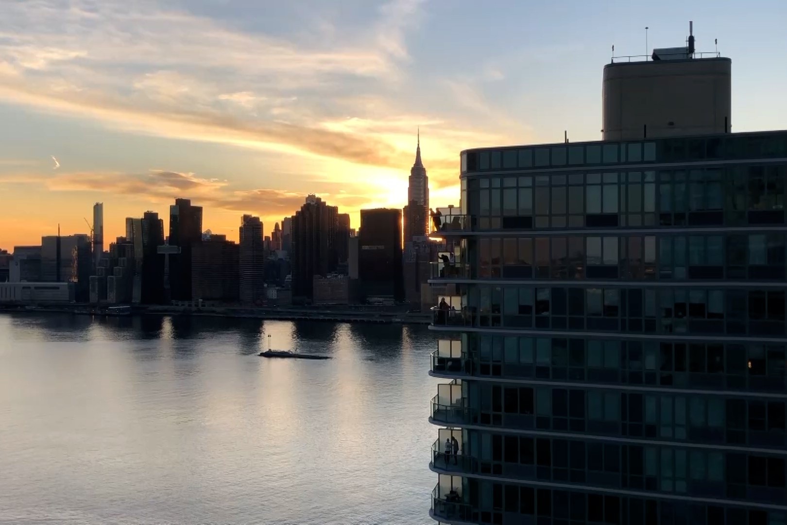 Su tinh lang chua tung co tai thanh pho khong bao gio ngu hinh anh