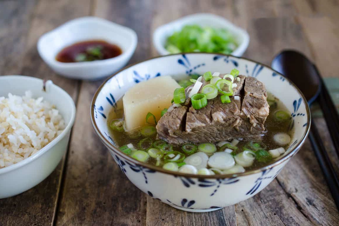 Cach nau canh suon bo voi cu cai, nam huong hinh anh