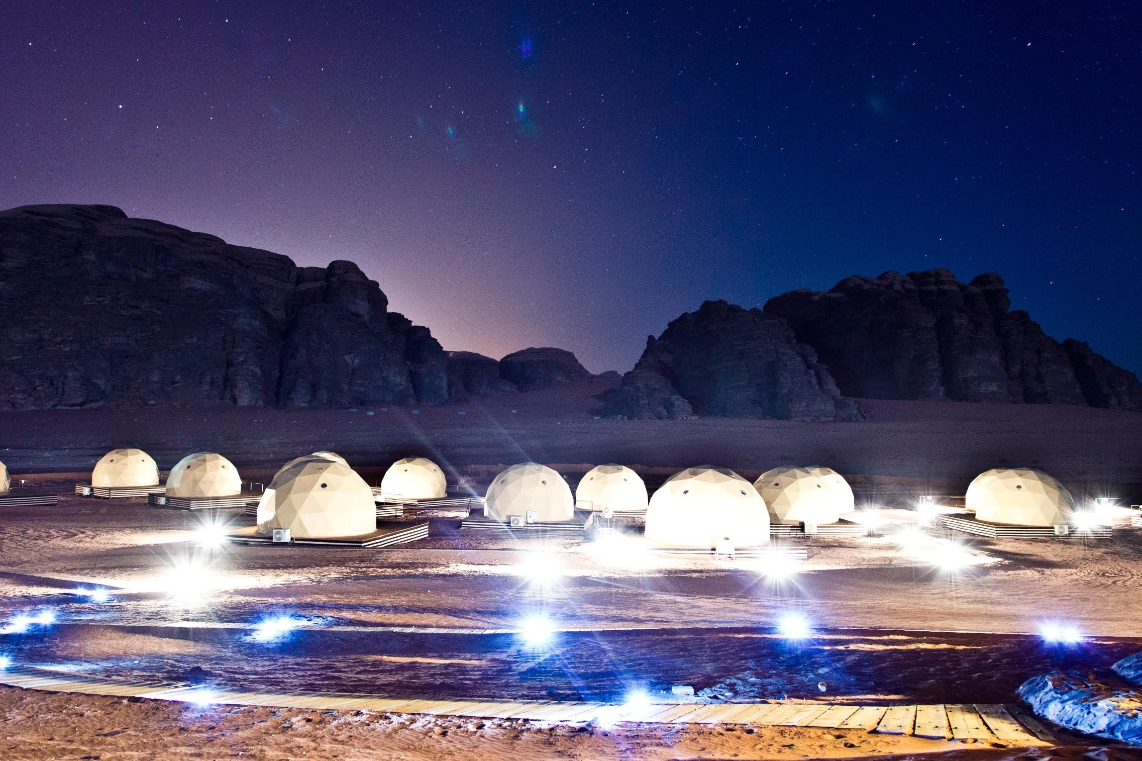 Dat chan len thung lung Mat Trang tren Trai Dat hinh anh