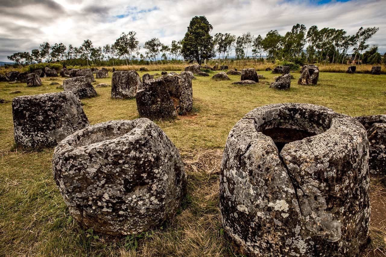 Bi an 2.100 chum da sa thach nang hang chuc tan o Lao hinh anh