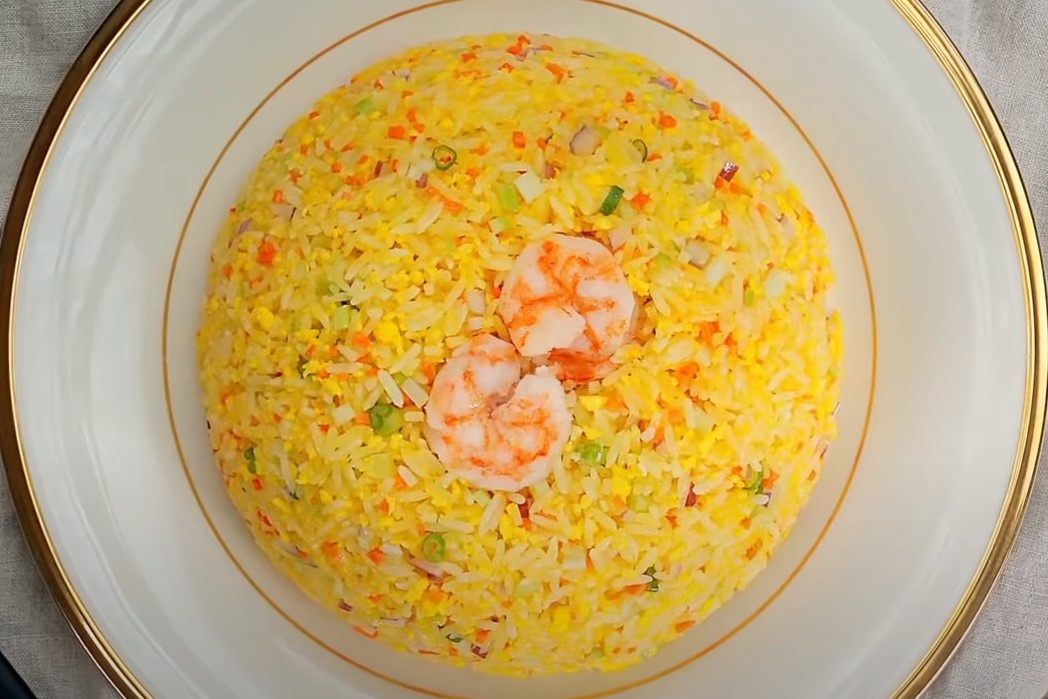 Dau bep chuyen nghiep lam com rang trung vang uom hinh anh