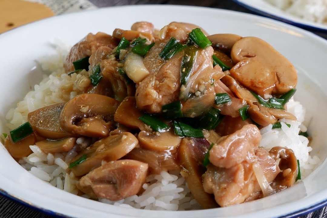 Cach lam com ga xao nam sanh sot hinh anh