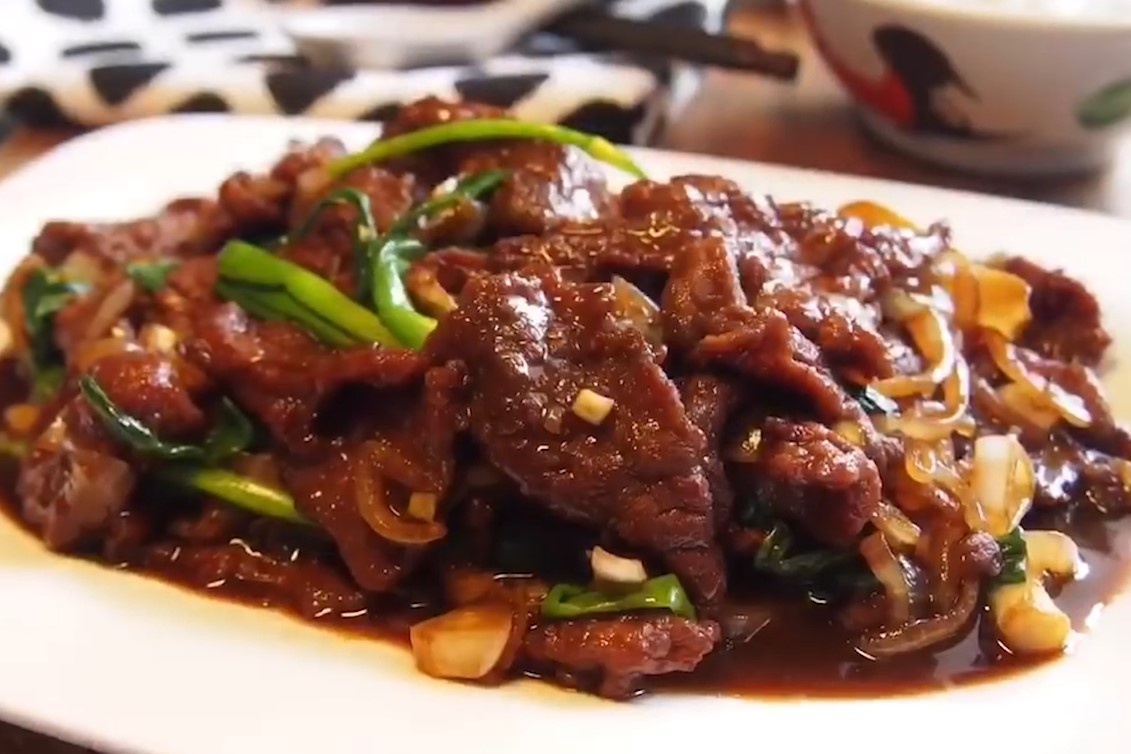 Cach uop va che bien thit bo xao gung, hanh la hinh anh