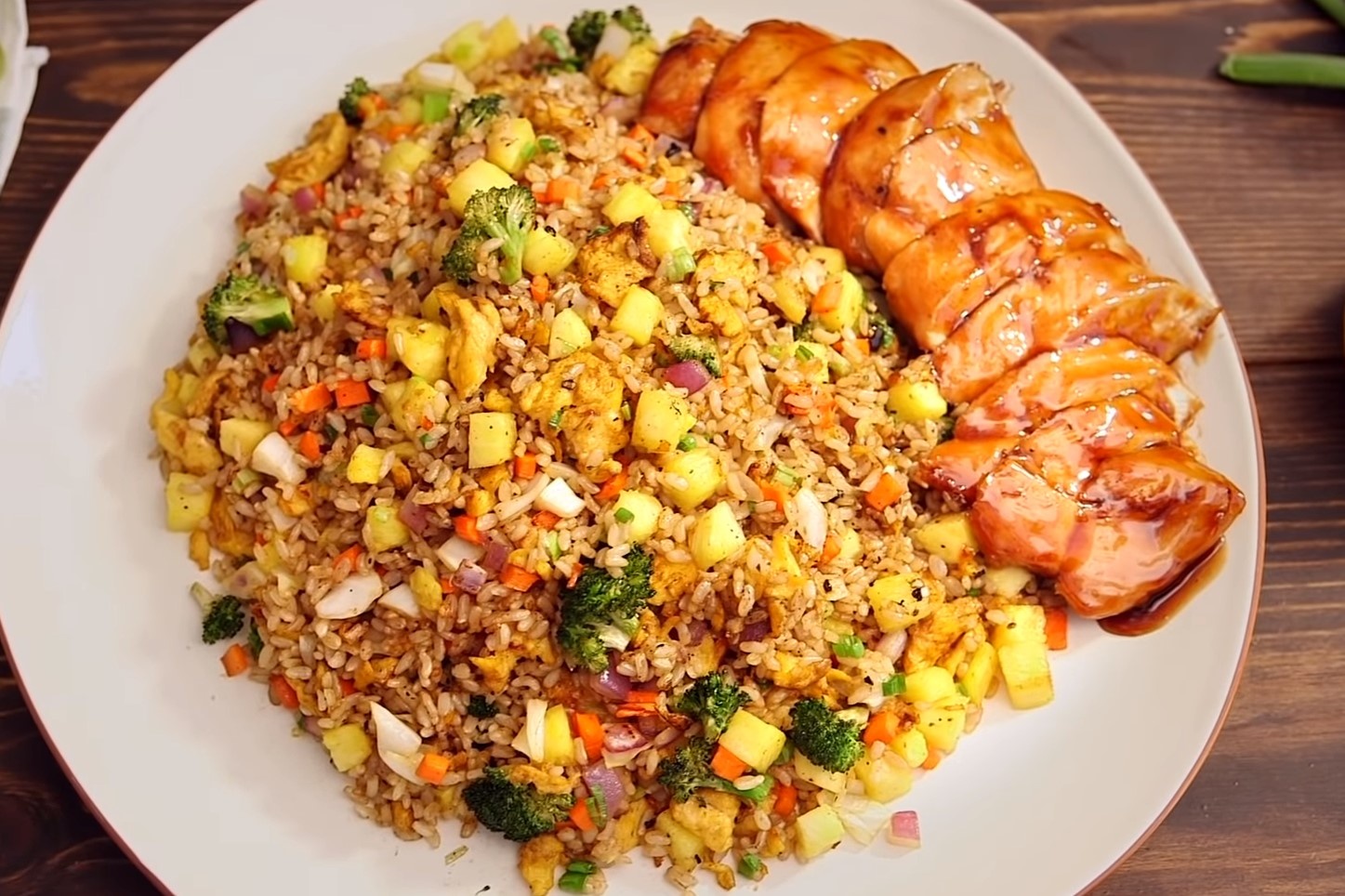 Dau bep chuyen nghiep lam com rang thit ga chuan 5 sao hinh anh