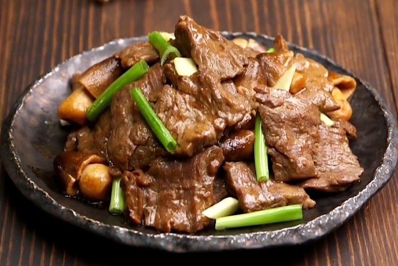 Dau bep huong dan xao thit bo ngon voi nam rom hinh anh