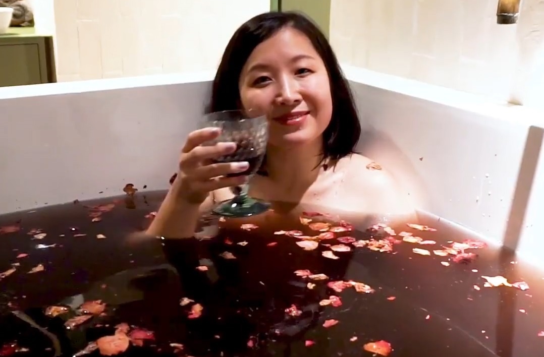 Trai nghiem tam thu gian trong bon ruou vang hinh anh