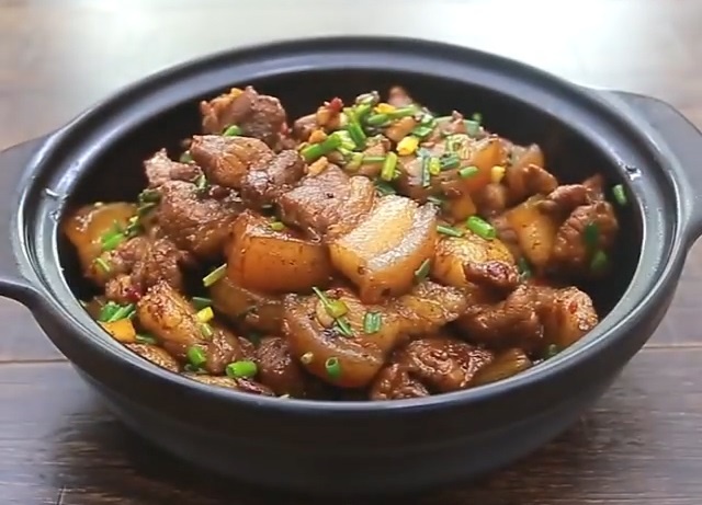 Lam thit ba chi kho nieu chuan vi, dua com hinh anh