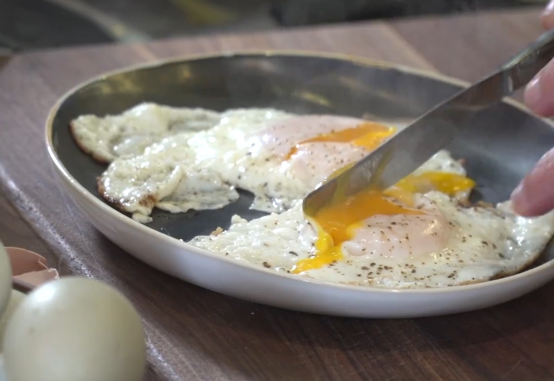 Meo lam trung op mot mat gion tan, mot mat tan chay hinh anh