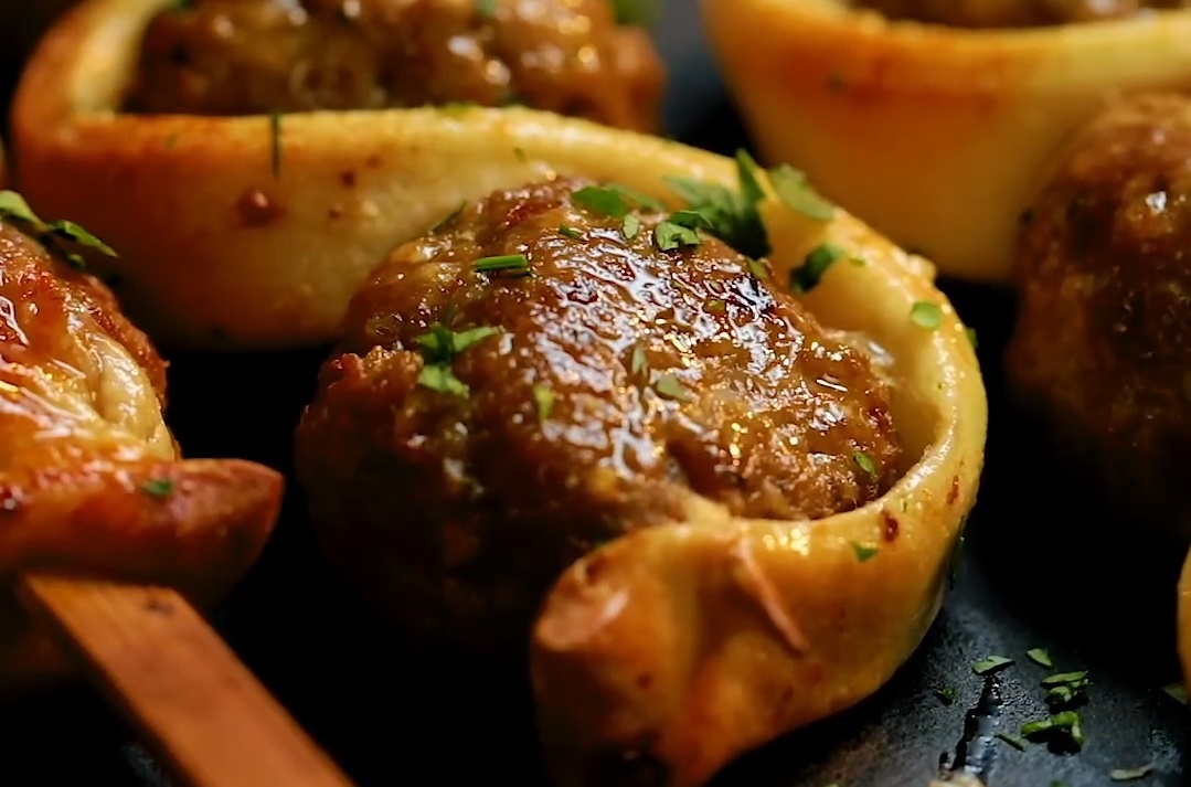 Doi vi voi thit vien cuon pizza nuong bo toi hinh anh