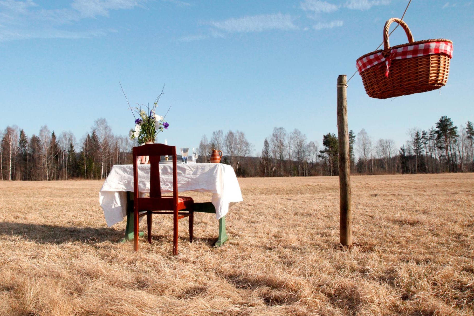 Nha hang chi phuc vu mot nguoi moi ngay hinh anh