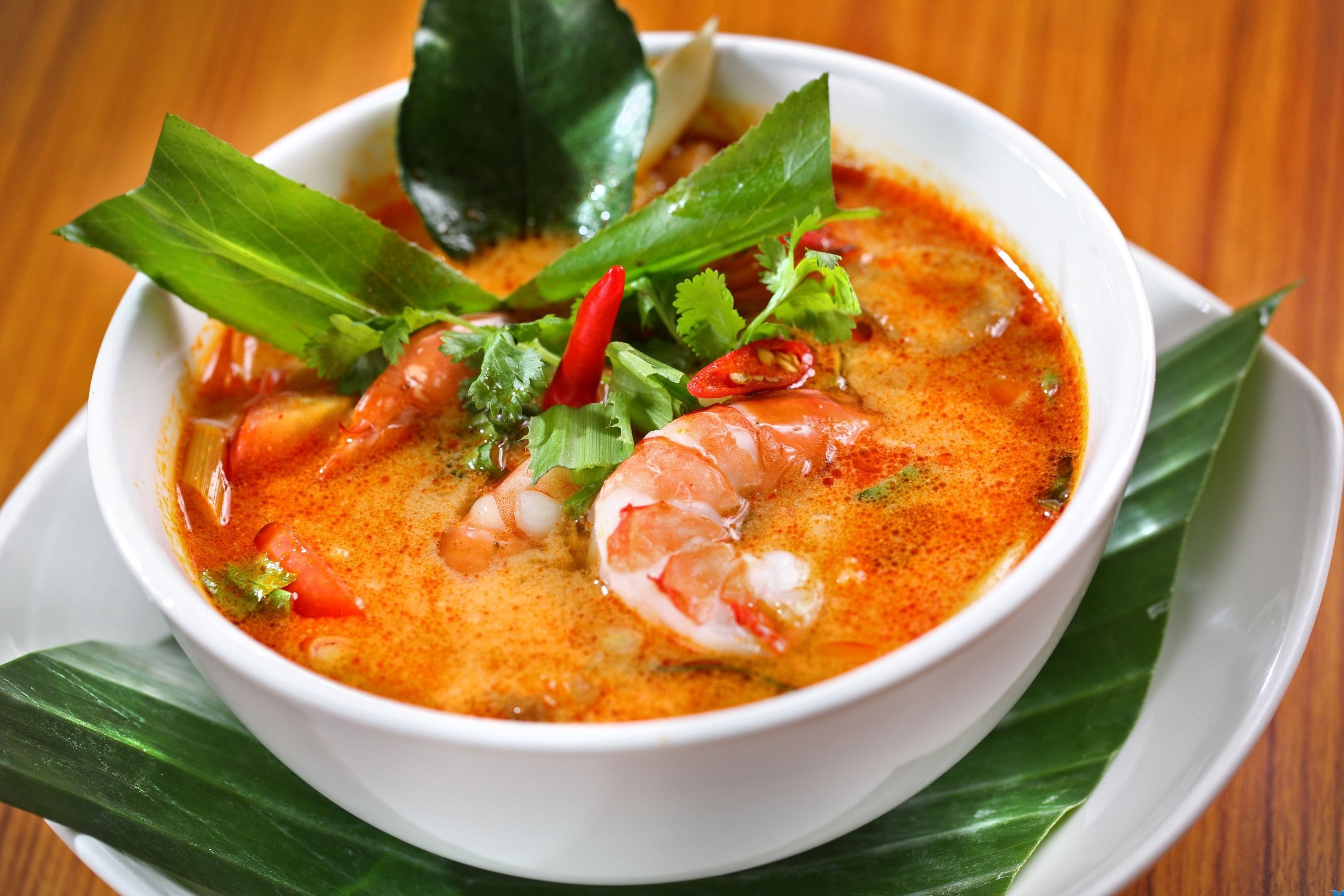 Hai cach nau canh tom yum giong nguoi Thai hinh anh