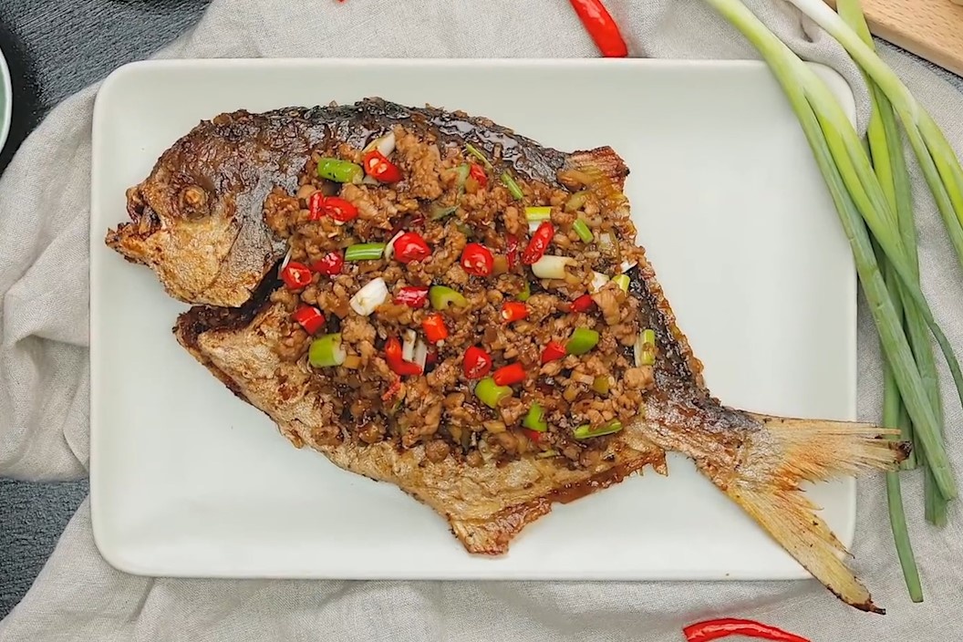 Dau bep chuyen nghiep che bien ca chim vay vang hinh anh