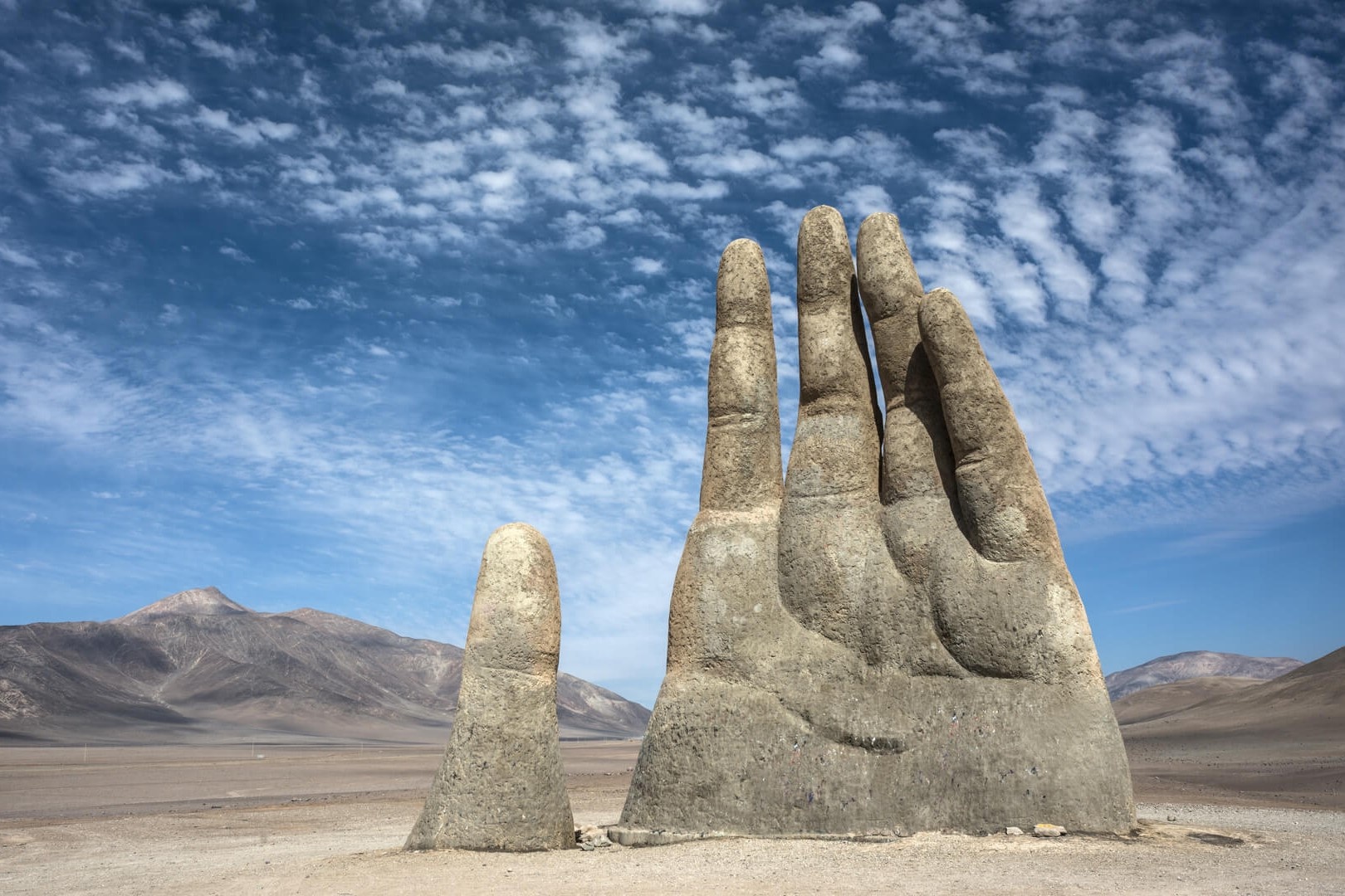 Ban tay moc len giua long sa mac kho nhat hanh tinh hinh anh