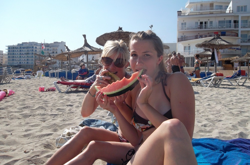 Phan lo, chang day thung o cac bai bien chau Au cho don du khach hinh anh