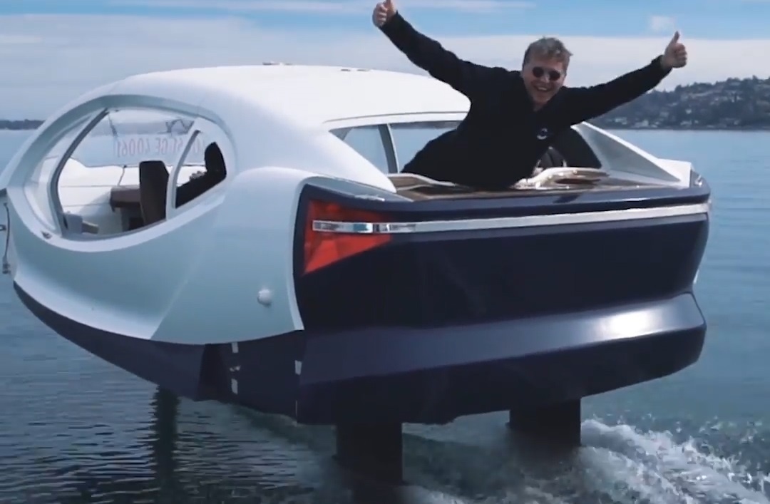 Taxi dien canh ngam chay duoi nuoc dau tien tren the gioi hinh anh