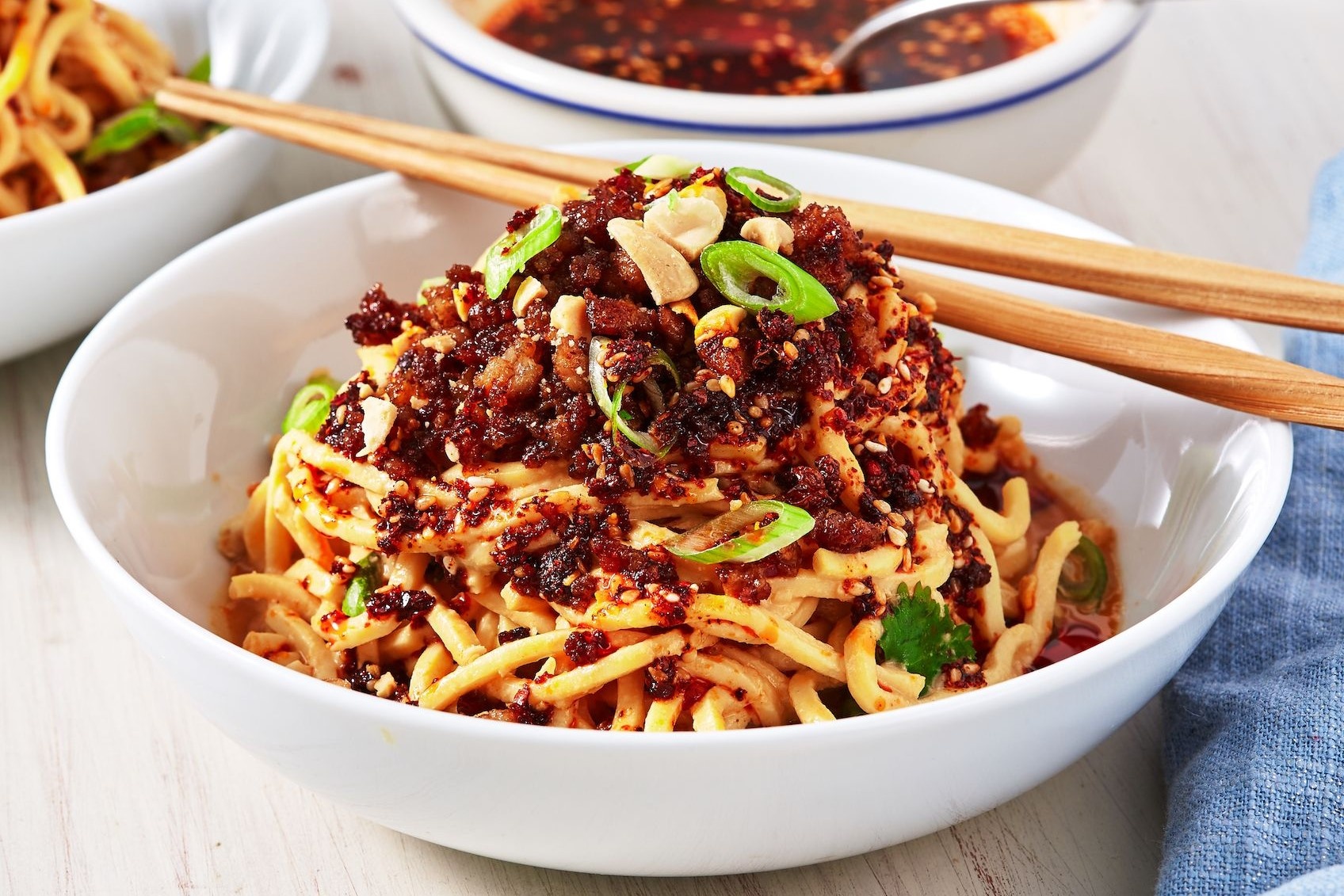 Mi tuoi thit bam qua ban tay sieu dau bep hinh anh