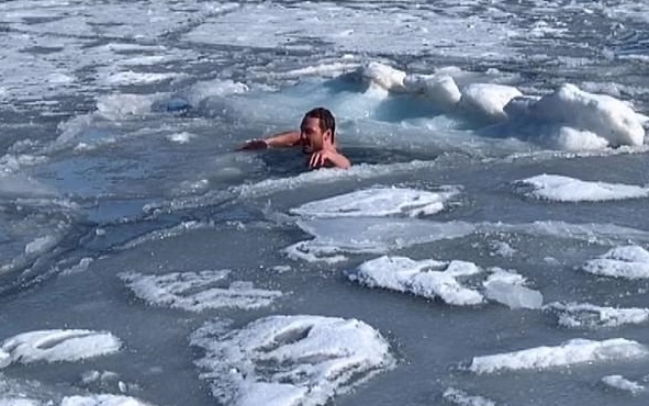 Chang trai boi duoi lop bang gan Bac Cuc hinh anh