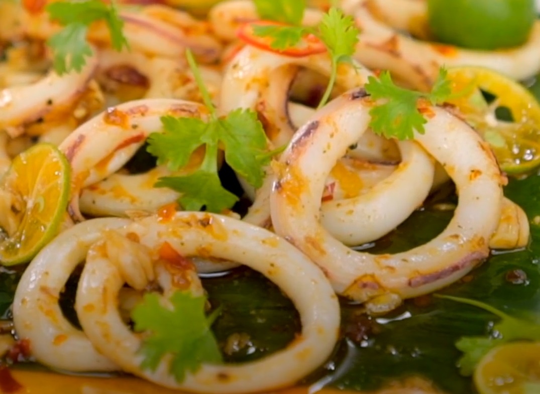 Muc chien sot quat chua ngot kieu Hoi An hinh anh