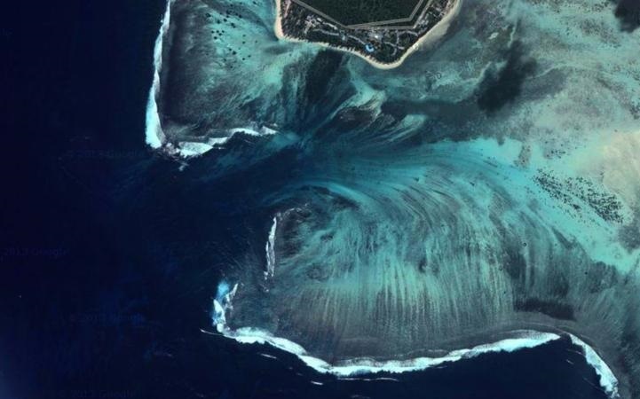 Bi an ve ngon thac duoi day bien o Mauritius hinh anh