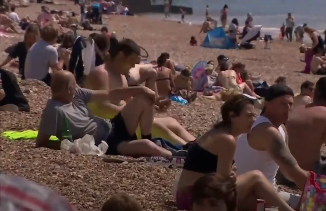 Bai bien o Anh chat kin nguoi trong ngay nong ky luc hinh anh