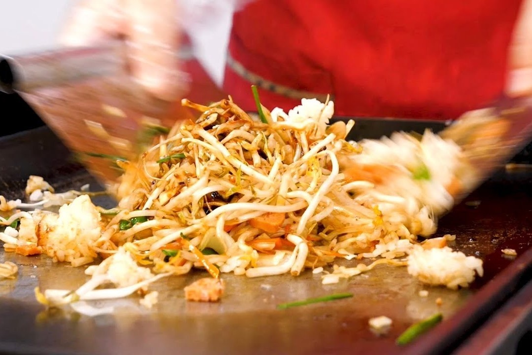 Quan com rang kieu Viet tren duong pho Han Quoc hinh anh