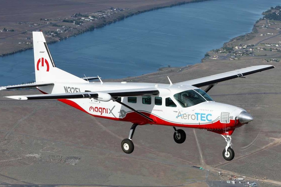 May bay chay bang dien lon nhat the gioi cat canh hinh anh