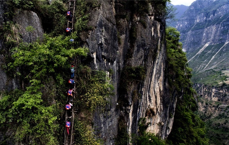 Ngoi lang biet lap tren dinh nui o Trung Quoc doi doi nho du lich hinh anh
