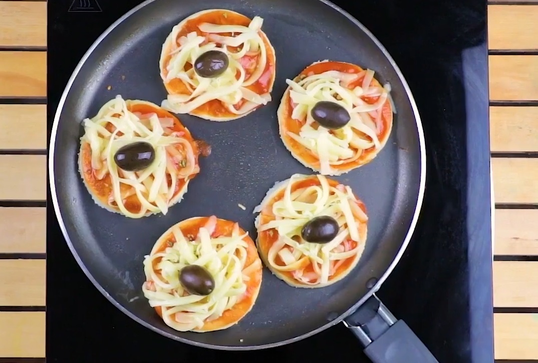 Cach lam pizza mini tai nha bang chao chong dinh hinh anh