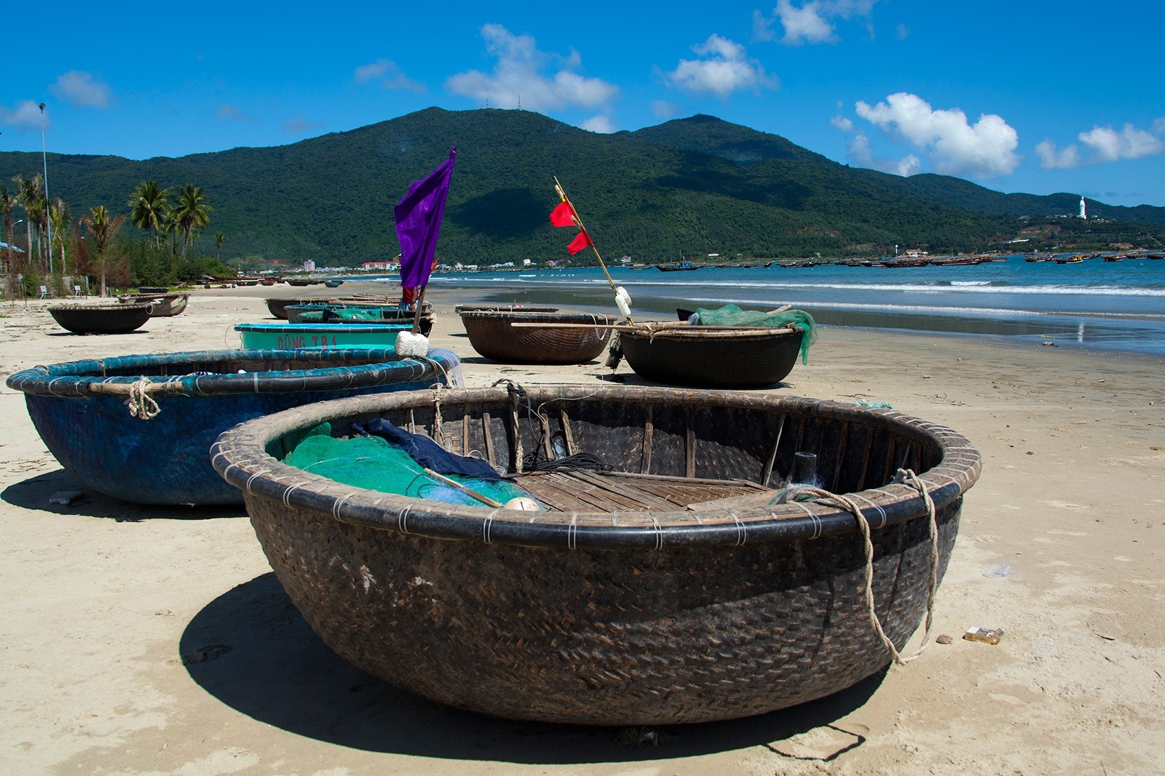 Cau ca thuyen thung o lang chai Man Thai hinh anh