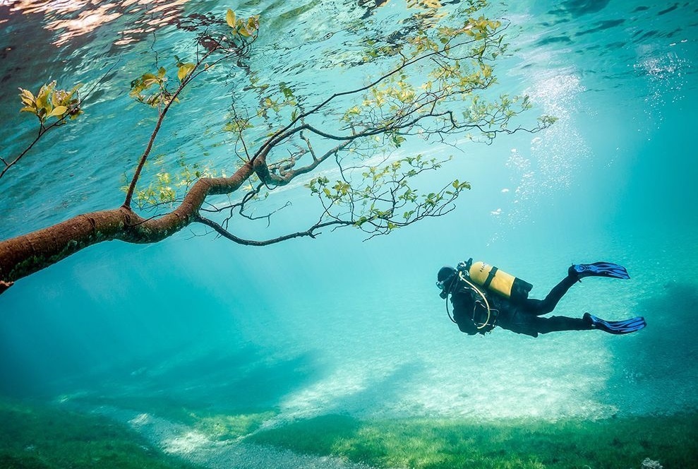 Ve dep sieu thuc cua cong vien duoi day ho nuoc o Ao hinh anh