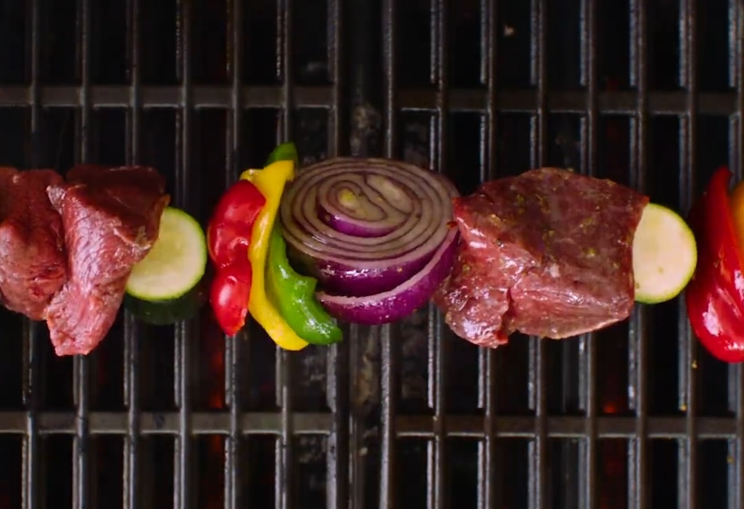 Hoc lam thit xien nuong co lon an la nghien hinh anh