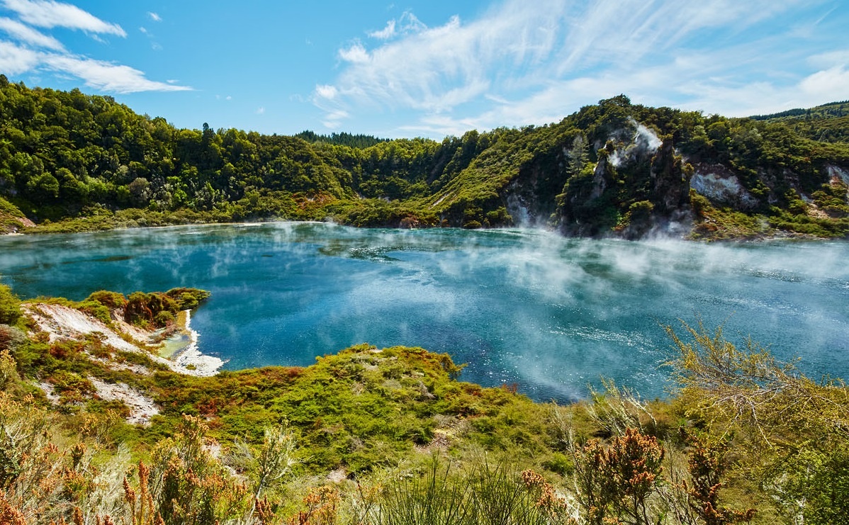Ho nuoc soi suc, boc khoi quanh nam hinh anh