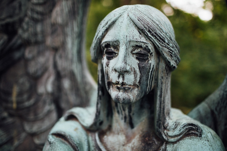 Buc tuong 'khoc ra nuoc mat den' bi an trong nghia trang hinh anh