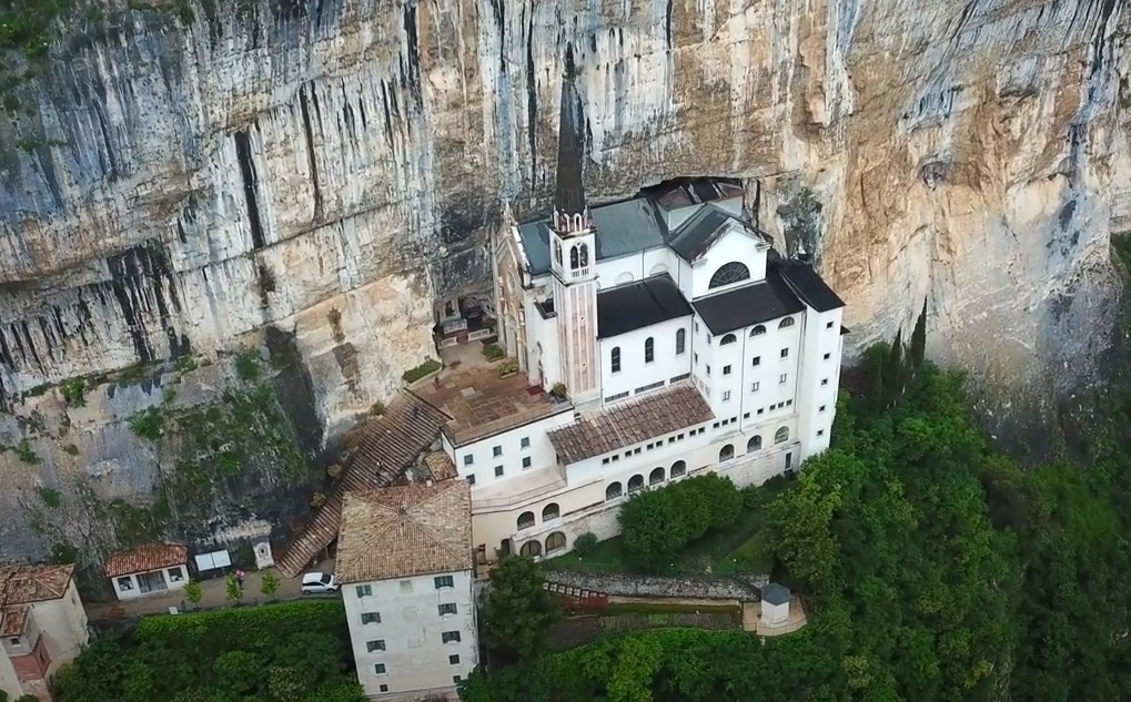 Nha tho nam cheo leo vach nui cao hon 500 m o Italy hinh anh